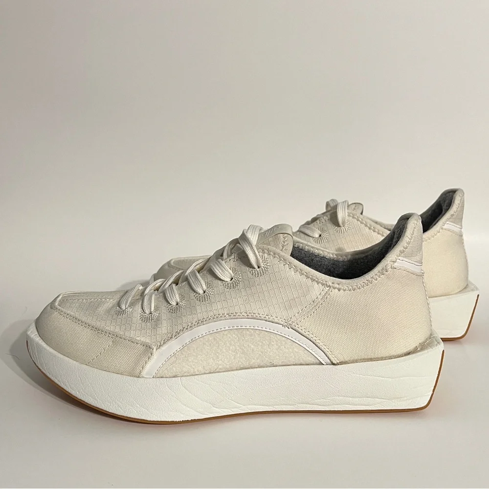 Allbirds Women’s Risers Sneakers, size 10. Cream off-white, white soles.